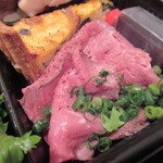 ジュイップ - ソーセージのキッシュ、特製ローストビーフ