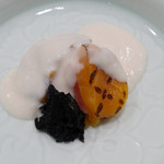 銀座おかもと - 天然ホタテの炙り、ヒラタケ、フグの白子のソース