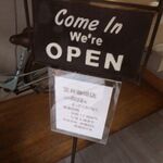 笠井珈琲店 - 建物の前で店の存在を確認出来るのはこれだけ