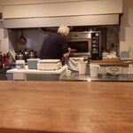 笠井珈琲店 - 店主がケーキをガンガン焼き上げていた