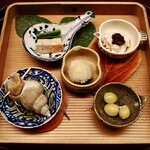 宮坂 - 八寸
      - 鮟肝
      - 雲子
      - 平目の手毬鮨
      - 白バイ貝
      - 銀杏