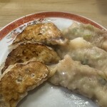 餃子飯店 - ミックス餃子（左  ノーマル、右  海老入り）