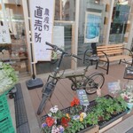 JIBAR CAFE - 店前の展示、花も売ってる