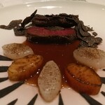 フィリップ・ミル 東京 - エピス香る蝦夷鹿のロティ
      柿と大根　カカオニブ　ジュ・ソース