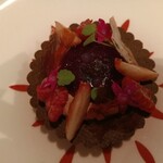 フィリップ・ミル 東京 - 軽やかなシャンパンのクリーム　フリュイルージュのソルベとマルムラード　カカオとチョコレートのアクセント