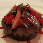 フィリップ・ミル 東京 - 軽やかなシャンパンのクリーム　フリュイルージュのソルベとマルムラード　カカオとチョコレートのアクセント