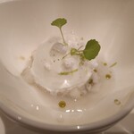 フィリップ・ミル 東京 - 梨のアクセントとヴェルヴェーヌのクリーム　トニックウォーターのジュレ　ハーブのソルベ