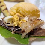 ロピア - これこれ‼驚いたの。ポンデケージョバーガー♬ピザのはじ（カリカリ部分）・手羽先・卵・サラダ菜・マスタード少々♬　ポンデケージョと卵の白身の組み合わせ優勝(≧▽≦)