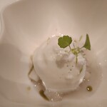 フィリップ・ミル 東京 - 梨のアクセントとヴェルヴェーヌのクリーム　トニックウォーターのジュレ　ハーブのソルベ