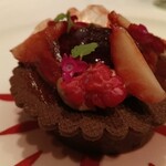 フィリップ・ミル 東京 - 軽やかなシャンパンのクリーム　フリュイルージュのソルベとマルムラード　カカオとチョコレートのアクセント