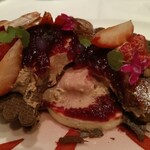 フィリップ・ミル 東京 - 軽やかなシャンパンのクリーム　フリュイルージュのソルベとマルムラード　カカオとチョコレートのアクセント