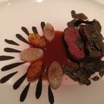 フィリップ・ミル 東京 - エピス香る蝦夷鹿のロティ
      柿と大根　カカオニブ　ジュ・ソース