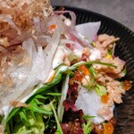 魚心 - いくらとまぐろオイル漬けサラダアップ