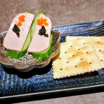 魚心 - 前菜のクラッカー