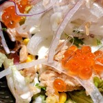 魚心 - いくらとまぐろオイル漬けサラダアップ