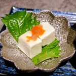 魚心 - 前菜のクリームチーズ酒盗乗せ