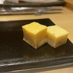 鮨 恵比寿 幸凛 - 玉子焼きおつまみ　右がホタテの玉子焼き、左が芝エビの玉子焼き