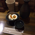 豚小家 - お通しは煮卵