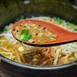 東京スタイル みそらーめん ど・みそ - スープには背脂と大蒜、ニラが浮いています。
油膜で熱々のスープをゴクリ♡ 濃厚で喉が焼ける感じがたまらん〜(⁠≧⁠▽⁠≦⁠)