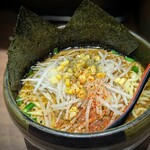 東京スタイル みそらーめん ど・みそ - う〜ん、善きビジュアル♪
山盛りもやしにコーン、スープには背脂と大蒜、ニラが浮いています。