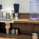 東京スタイル みそらーめん ど・みそ - 卓上に一味唐辛子の他に山椒があるのも嬉しく、紙エプロンも完備。氷タップリ冷水も直ぐに補充してくださいます。