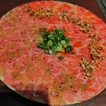 天空焼肉 星遊山 - ローストビーフの手巻き寿司が1人1000円でこちらに。これで2人分なので寿司が2貫なら4人の場合は半分ずつで良さそう。
