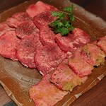 天空焼肉 星遊山 - 手前が良いやつだったような。奥も厚さが意図的なのか違いました。