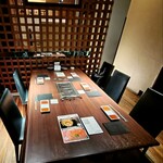 天空焼肉 星遊山 - 程よい広さの席です。右に別テーブルがあり、空間は繋がっていますが、お客さんは通って無かったので導線は別かな。