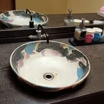 大丸旅館 - 客室洗面台。