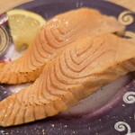 回転寿し トリトン - 炙りサーモン。