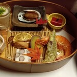 大丸旅館 - 霜月の前菜皿。