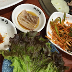 アリラン食堂 - まずはサムギョプサル。コレにプラスニンニクで。バンバン焼く