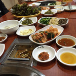 アリラン食堂 - 3000円コーススタート。水キムチ、キムチ盛り、ナムル、切りコンブ、チャンジャ。