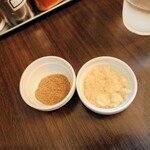 手打ち中華そば 酒田 - 魚粉＆ニンニク(各50円)