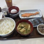 すき家 - 料理写真:注文した塩鮭たまかけ朝食５２０円の出来上がりです。