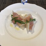 リストランテ プレーゴ - 生ハムと洋梨。オリーブオイルで最高の前菜。