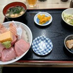 竹家食堂 - お待たせしてごめんなさいと女将さんが持ってきた｢まかない丼」1,700円。