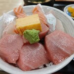 竹家食堂 - 奥左からマダイ、サーモン２切れ、カンパチ、手前３切れと厚焼き玉子の下には本マグロ！というラインナップ(店内の案内から)