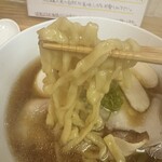 鶏と魚 - 手揉み麺リフト