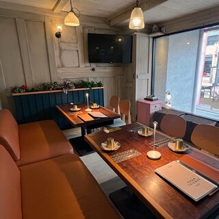 モニター・DVD完備の落ち着いた個室。会食や集まりに最適！！