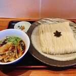 食煅 もみじ - つけそば(大)
      
      今年、中本以外で1番通ったお店がもみじさん。
      食べ終わった後は満足して、しばらく食べなくていいかな？と思うんだけど、数日もすると食べたくなってしまう(*≧艸≦)
