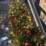 East Side Cafe & Dining - クリスマスツリー前の素敵なテーブル席。