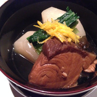 名古屋 魚しゃぶ 濱の季 - ブリ大根
                ぶりと大根は別で味付けして
                合わせたようで
                とても美味しかったです。
                ブリ臭さもなく
                大根は上品なお味でした。
                ひと手間ひと手間が伝わる料理がたくさんです。