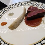 クイントカント - 海老芋は海老やゴルゴンゾーラのペーストをつけて頂く。よい味。肉は言う事なし。