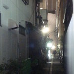 Murasaki - 通りから結構奥にあります、写真の明かりがお店の玄関