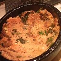 蔓牛 - ビビンパは混ぜて焼いた器に貼り付けるように伸ばすそうです。