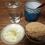 武蔵屋 - １杯め　おからと酢玉葱