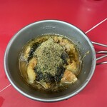 ラーメン二郎 - コレが背脂煮干。青のり背脂かと思うほど青のりが強い。一方で、しっかり魚の香りもあるが、ラーメンのトッピングには今ひとつか。