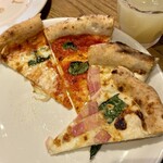 SALVATORE CUOMO & BAR - 後から焼かれたピッツァ。子供と取り分け用の盛り付け