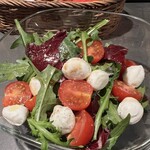 VINAINO kyoto - ルッコラ、トマト、モッツァレラのサラダ